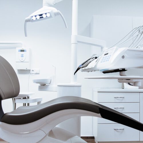 Wybielanie zębów w gabinecie stomatologa – dlaczego warto?