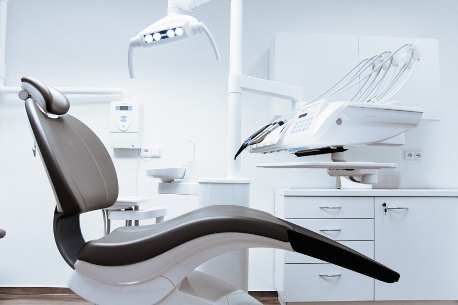Wybielanie zębów w gabinecie stomatologa – dlaczego warto?